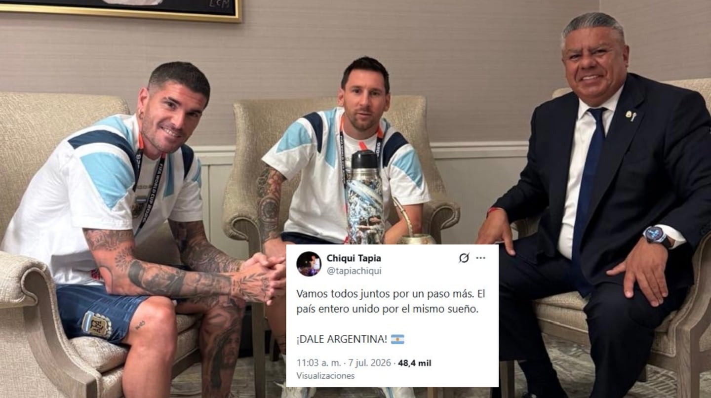 “El país entero unido por el mismo sueño”. Chiqui Tapia logró la foto cábala con Messi y De Paul en la previa del partido entre Argentina y Egipto. (Claudio Tapia TW)