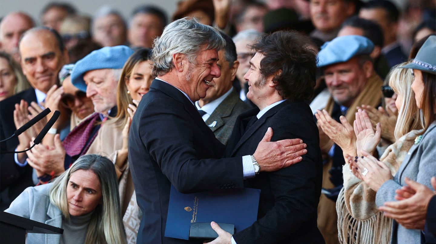 El presidente Javier Milei junto al titular de la Sociedad Rural, Nicolás Pino, en la Exposición Rural de Palermo realizada en 2024. (Foto: Reuters)