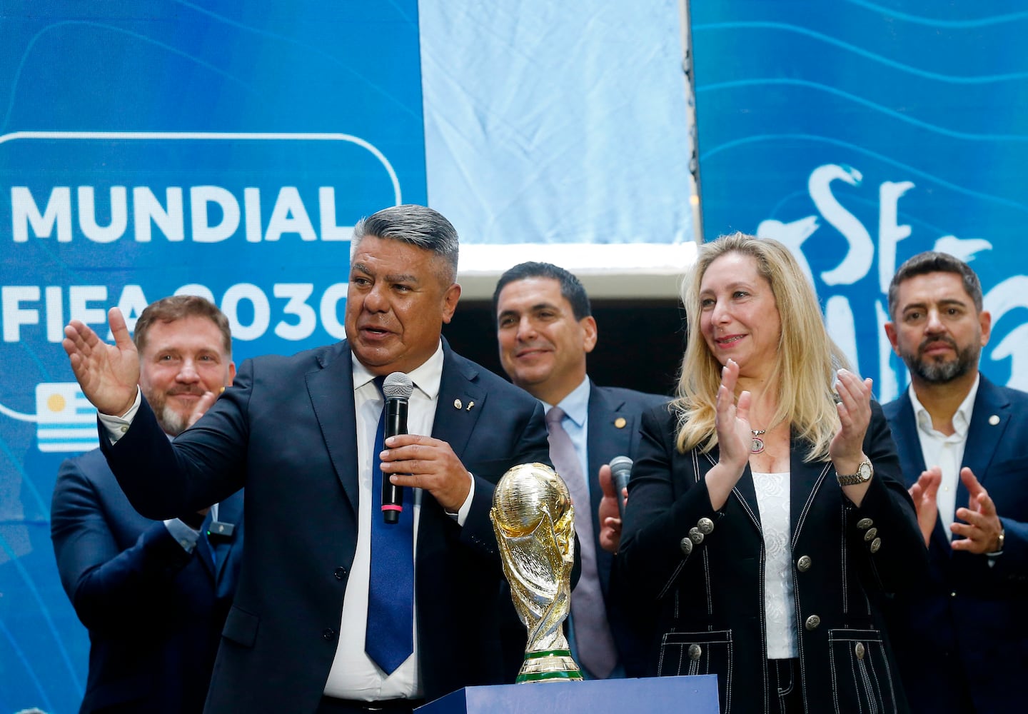 El titular de la AFA, Claudio "Chiqui" Tapia, junto a la secretaria general de la Presidencia, Karina Milei (Foto: REUTERS/Cesar Olmedo).