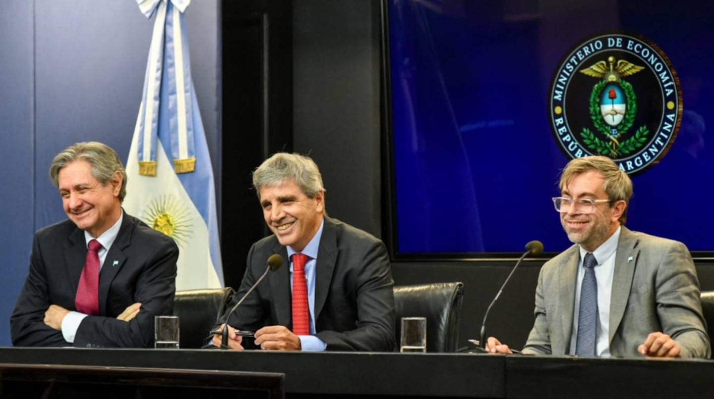El viceministro de Economía, José Luis Daza, junto al titular del Palacio de Hacienda, Luis Caputo, y el secretario de Finanzas, Federico Furiase. (Foto: Ministerio de Economía)