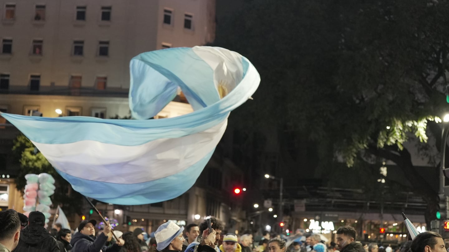 Festejos en el centro porteño tras el subcampeonato de la Selección Argentina. (Foto: TN/Juan Pablo Chaves)
