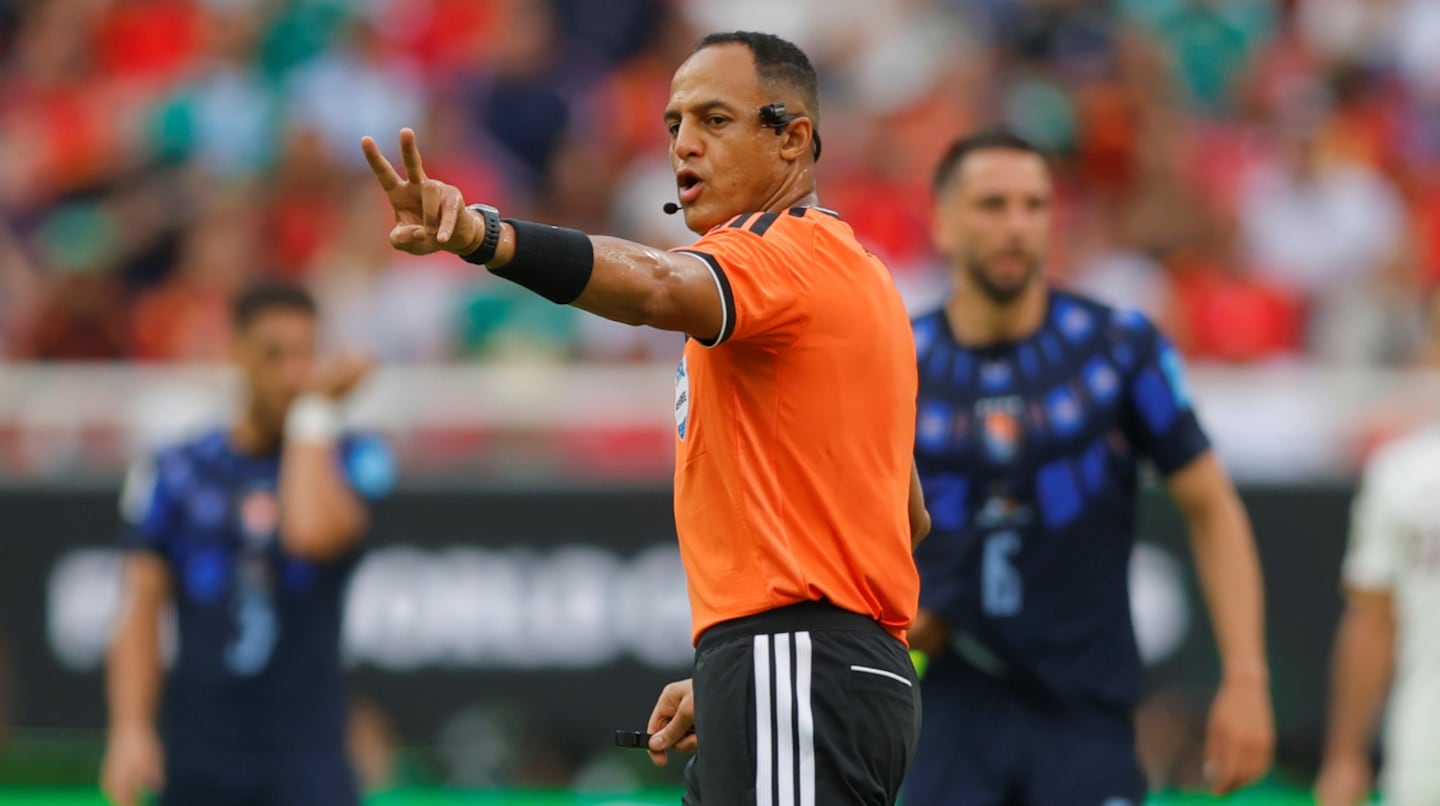 Ismail Elfath será el árbtiro del partido entre Argentina e Inglaterra. (Foto: EFE)