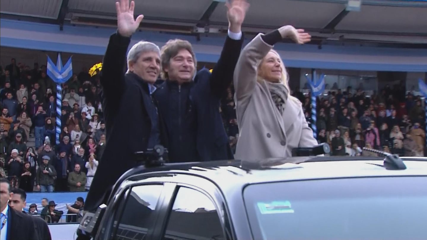 Javier Milei entró a la Expo Rural 2025 acompañado de su hermana Karina y Luis Caputo. (Foto: captura TN)