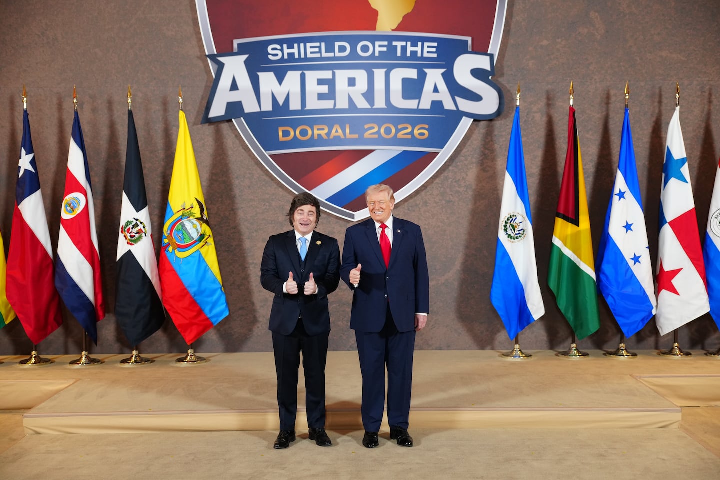 Javier Milei junto a Donald Trump en el lanzamiento de una alianza de seguridad regional (Foto: Tierney L. Cross/The New York Times).