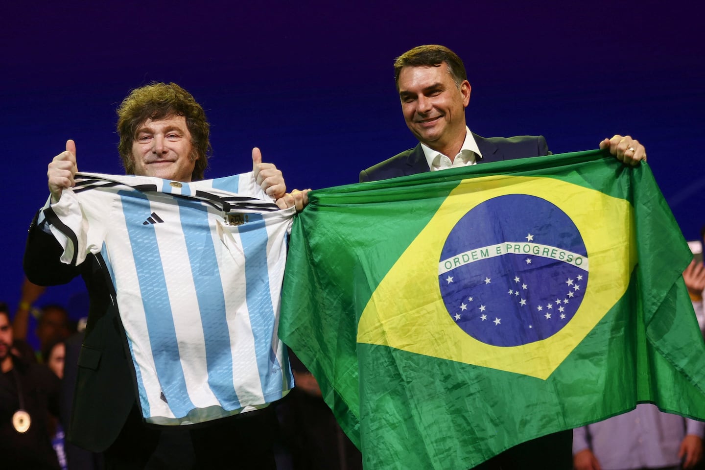 Javier Milei y Flavio Bolsonaro en San Pablo (Foto: REUTERS/Jean Carniel)