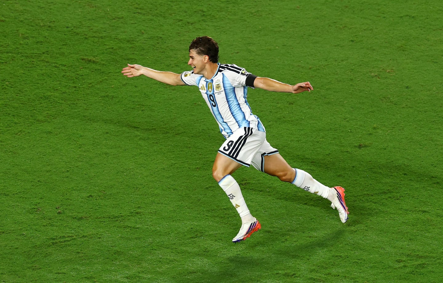 Julián Álvarez destrabó el partido con un golazo descomunal. (Foto: Reuters)