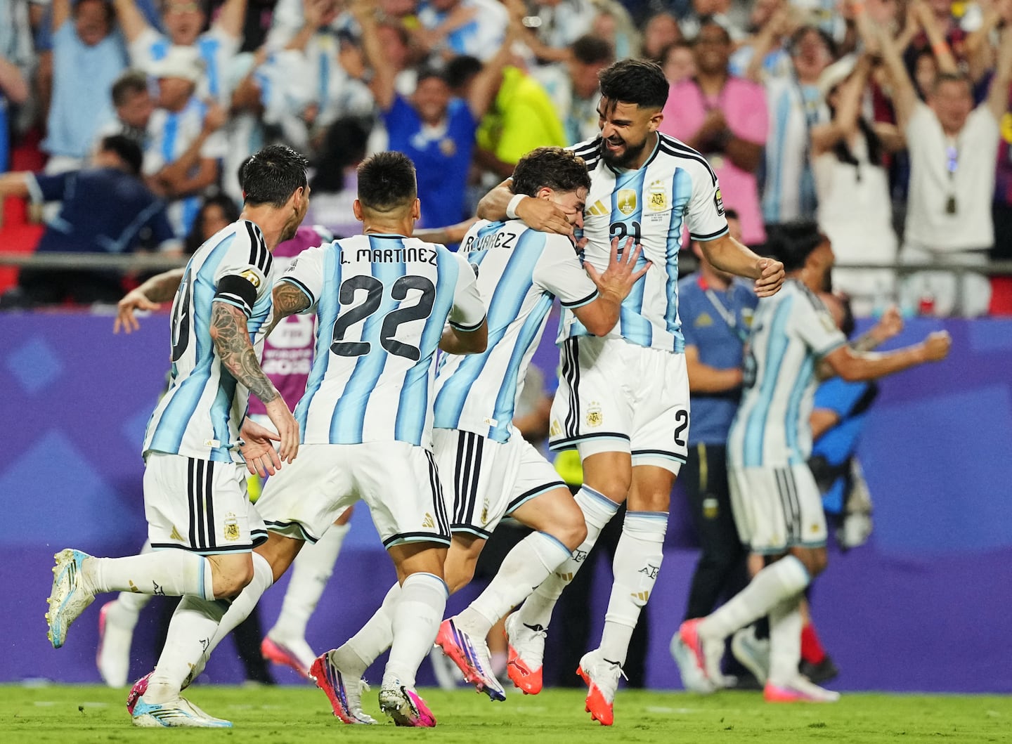 La Araña festeja su gol ante Suiza con sus compañeros de la Selección. (Foto: Reuters/Denny Medley)