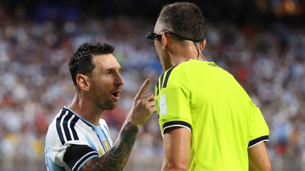 Las 3 razones por las que un diario inglés afirma que el árbitro de Argentina-Inglaterra es el favorito de Lionel Messi