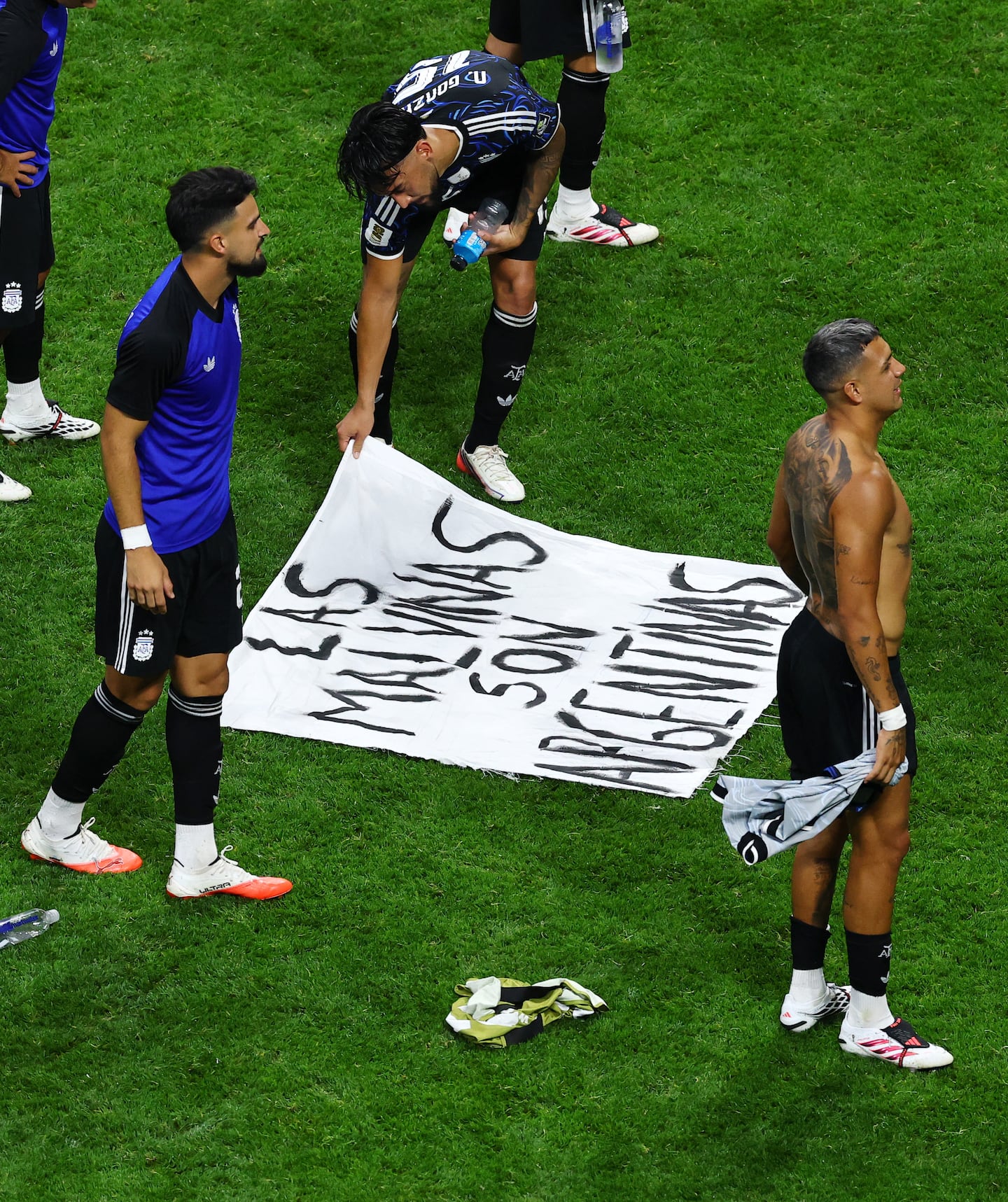 la Selección argentina exhibió una bandera con la leyenda "Las Malvinas son argentinas" (Foto: REUTERS/Carlos Barria)