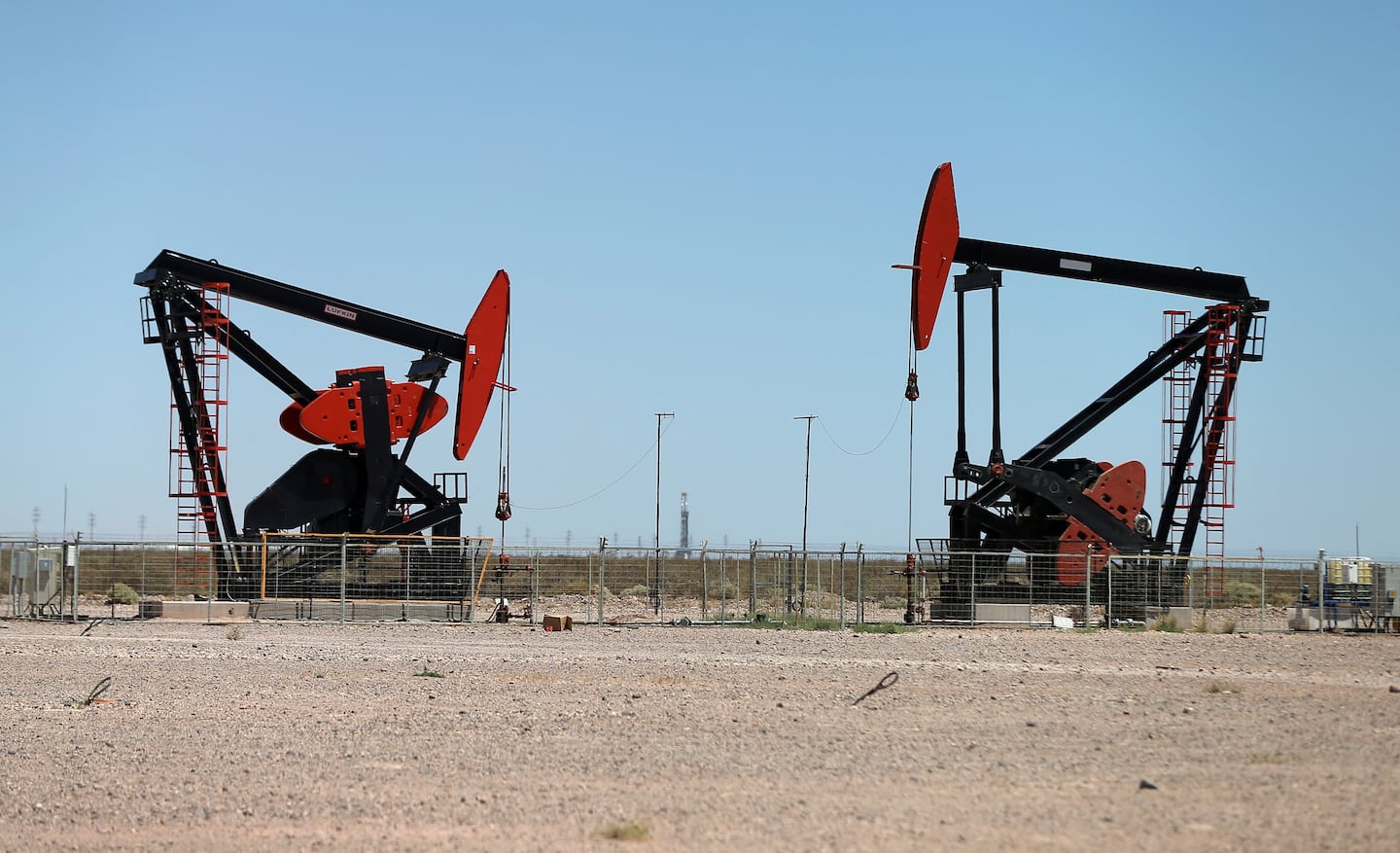 Las compañías de petróleo y gas lideran el endeudamiento en dólares. (Foto: REUTERS/Agustin Marcarian).