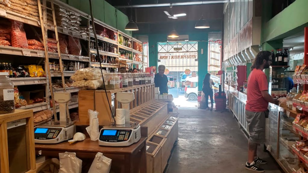 Qué pasó con las ventas en los supermercados, mayoristas y shoppings en mayo, según el Indec