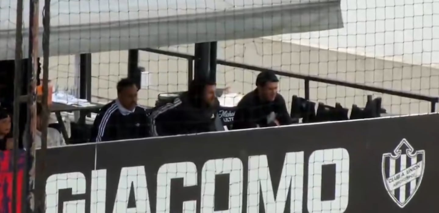 Lionel Messi viendo a Leones de Rosario en medio de su descanso. (Foto: X / @LPFPlay).