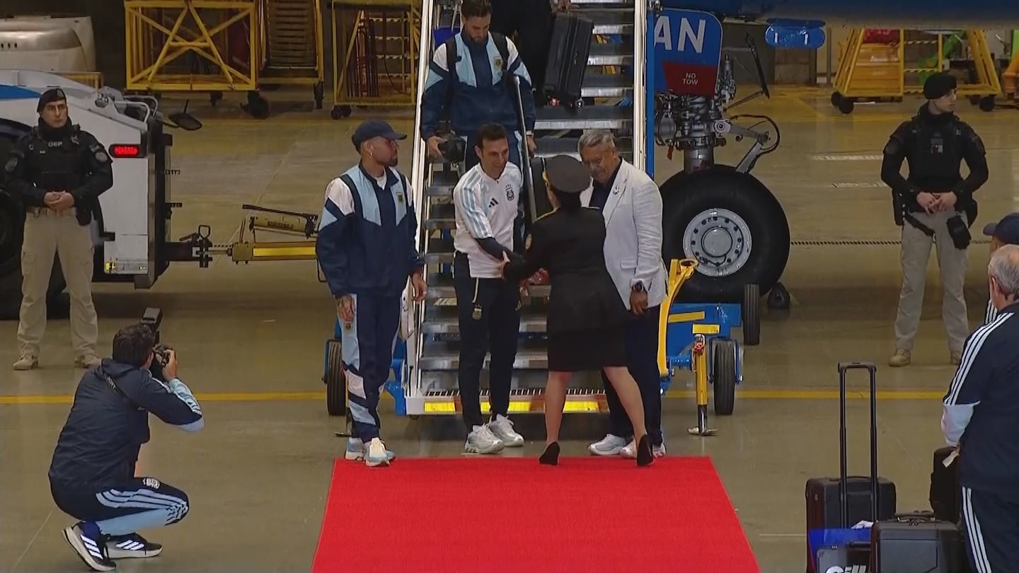 Los primeros en bajar del avión: Claudio "Chiqui" Tapia y Lionel Scaloni. (Foto: Captura TN)