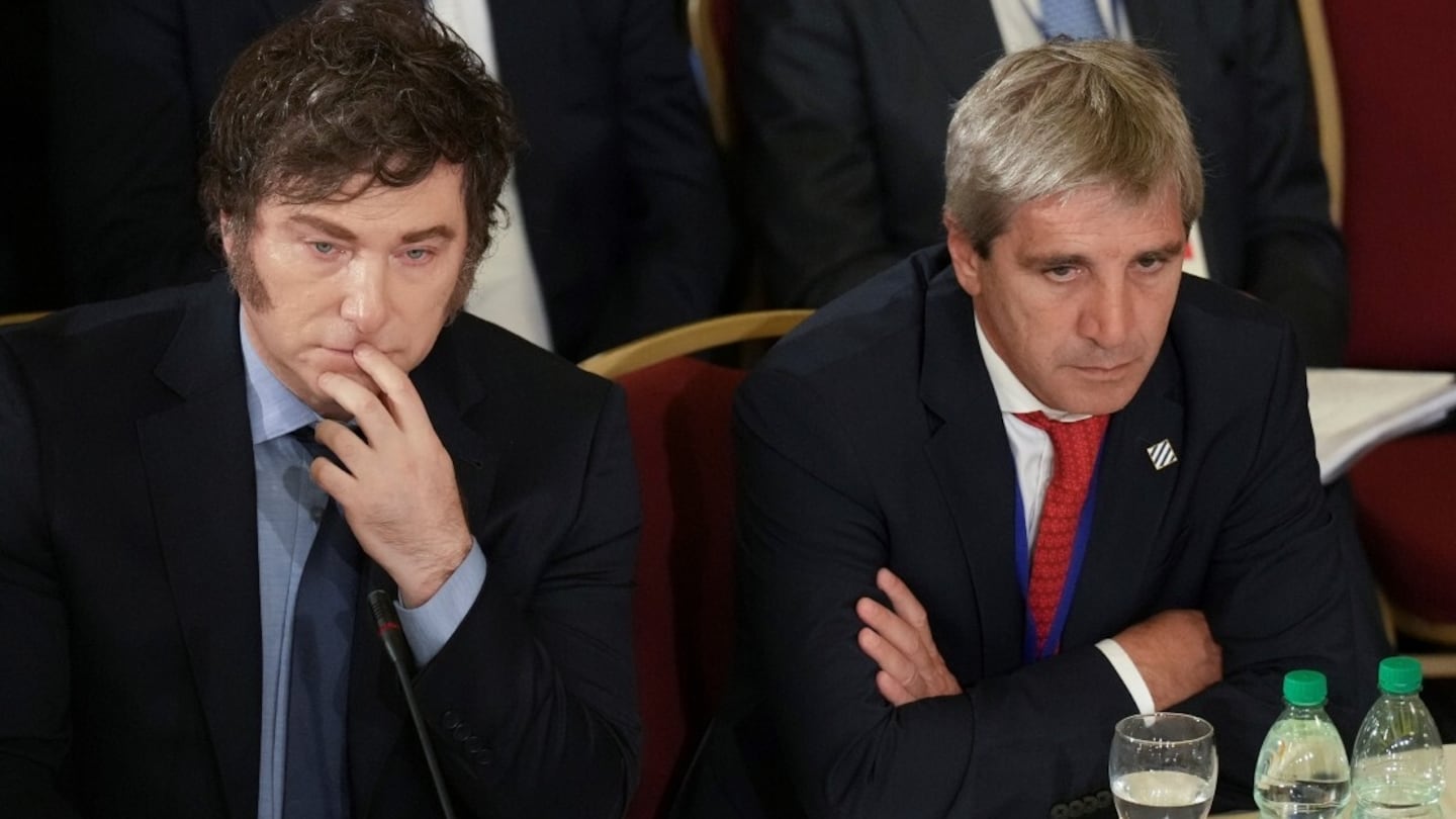 Luis Caputo explicará los cambios en la Ley de Inocencia Fiscal para incentivar el uso de los dólares del colchón. (Foto: AP - Matilde Campodónico)