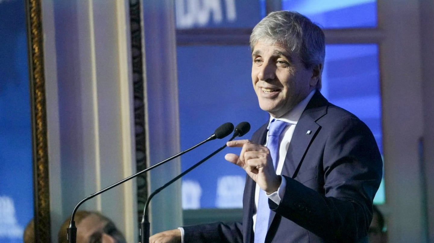 Luis Caputo explicará los cambios en la Ley de Inocencia Fiscal para incentivar el uso de los dólares del colchón (Foto: NA)