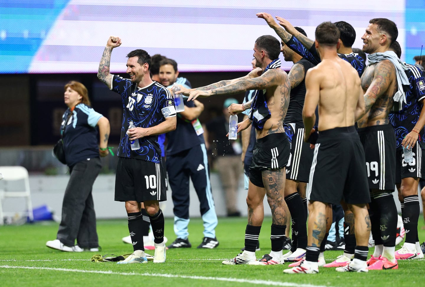 Messi pidió ir a saludar a los hinchas que estaban en otro sector del estadio (Foto: Reuters)