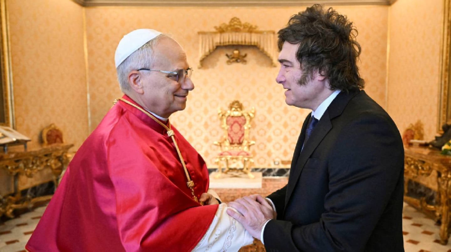 Milei visitó a León XIV en El Vaticano el 7 de junio de 2025, donde mantuvieron un encuentro a solas de 45 minutos (Foto: Reuters/Vatican Media/Mario Tomassetti).