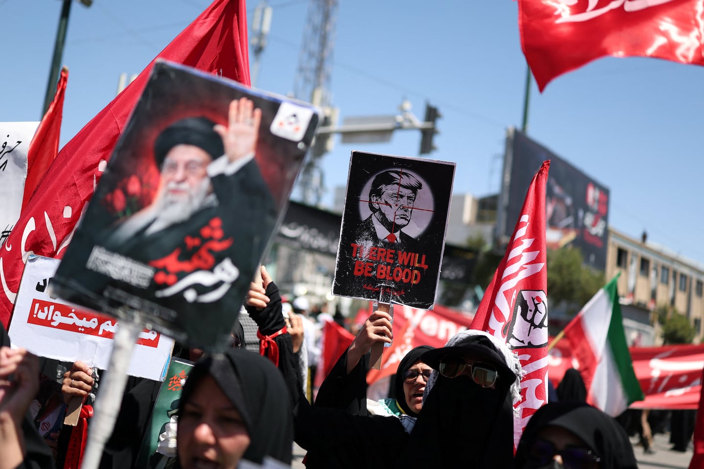 Personas participan del cortejo fúnebre del fallecido líder supremo de Irán, ayatolá Alí Jamenei, durante su entierro en Mashhad, Irán. (Foto: REUTERS/Mohammed Salem).