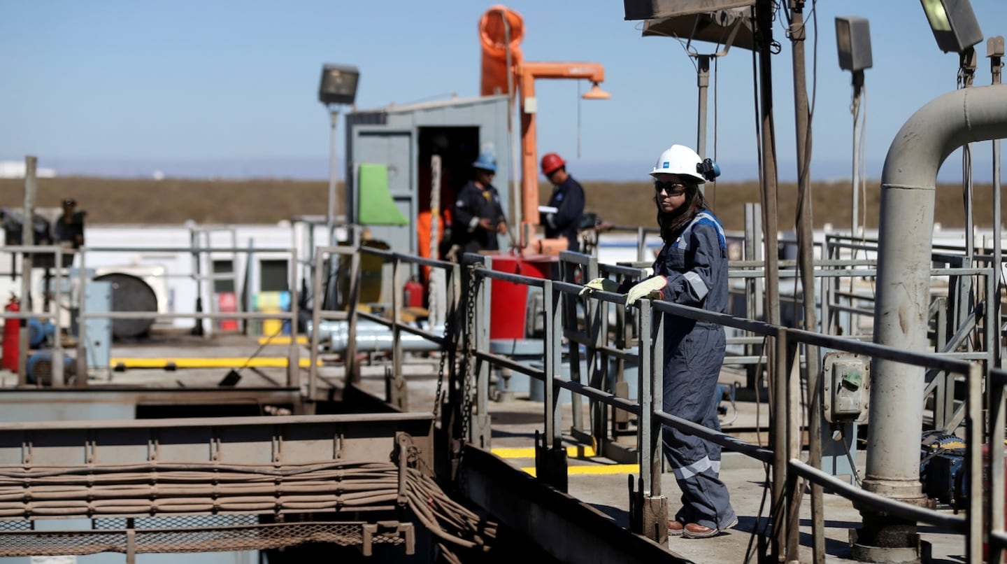 Una plataforma de extracción en Vaca Muerta, el epicentro del boom energético. (Foto: Agustín Marcarian/Reuters).