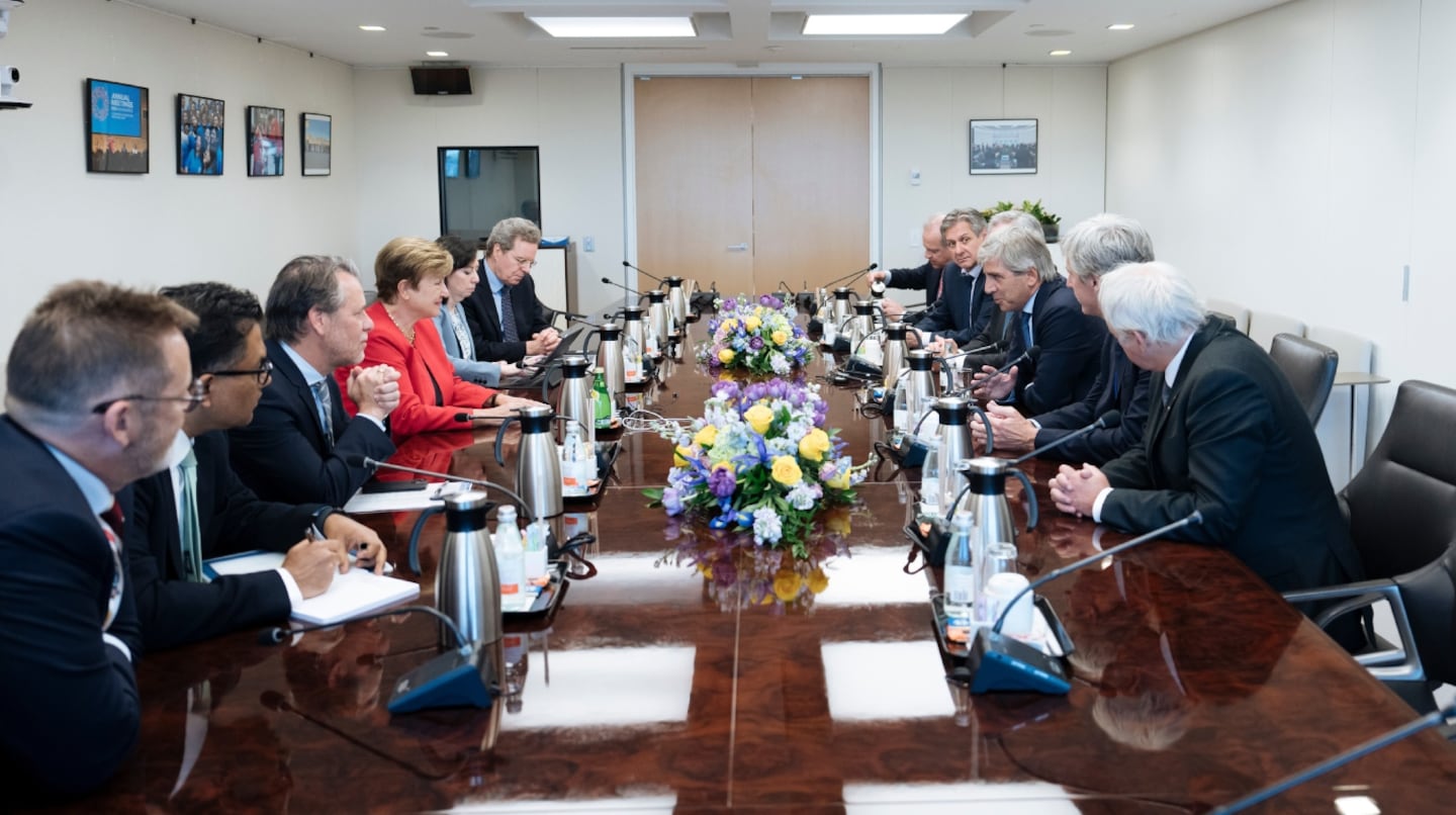 Uno de los encuentros entre funcionarios del equipo económico y miembros del FMI, encabezados por su directora, Kristalina Georgieva. (Foto: X @KGeorgieva).