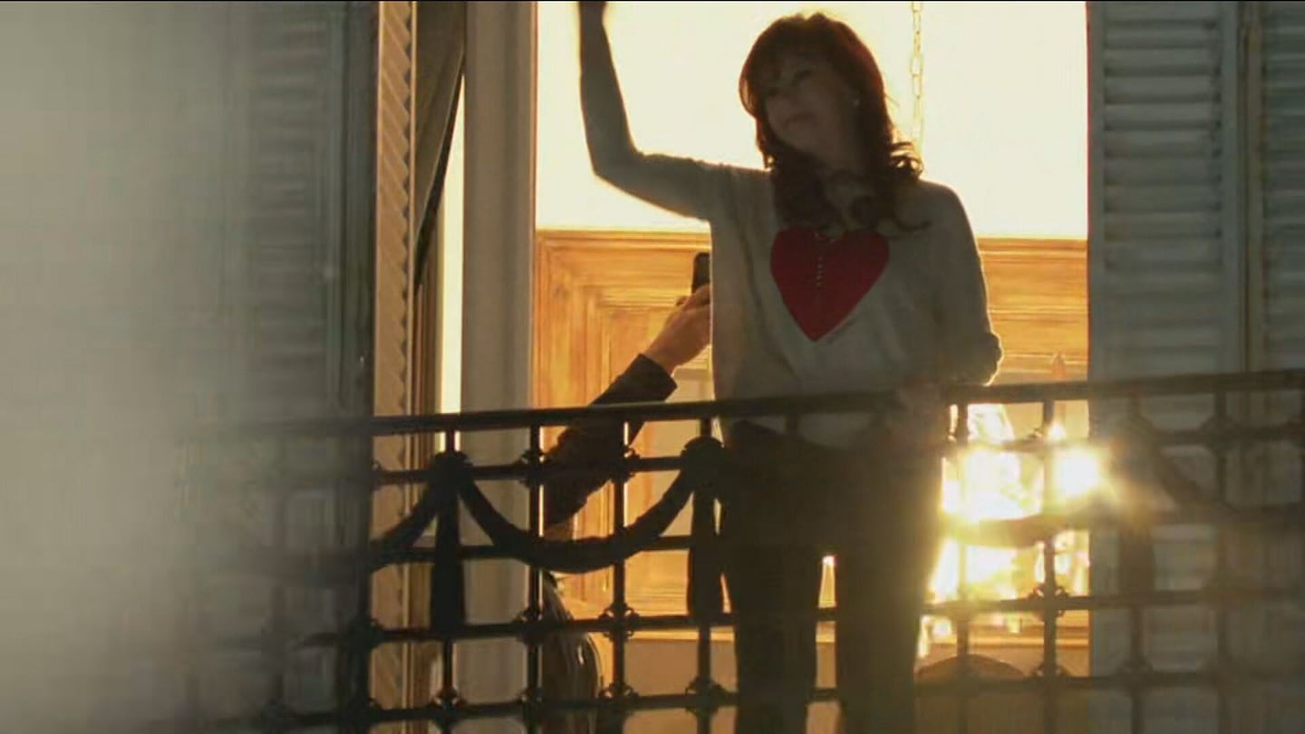 CFK en una de sus salidas al balcón para saludar a la militancia. (Foto: captura TN).