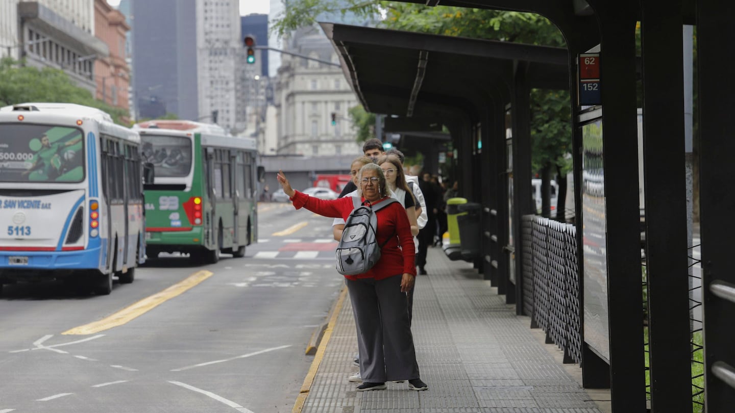 El aumento en el transporte y en los servicios podría influir en el dato de agosto. (Foto: NA)