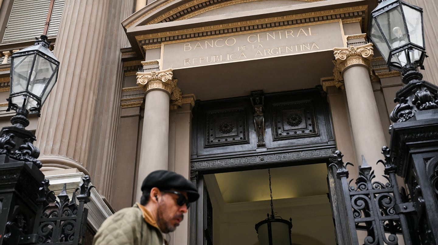 El Banco Central inició las compras de reservas dentro de las bandas en 2026. (Foto: Luis ROBAYO / AFP).