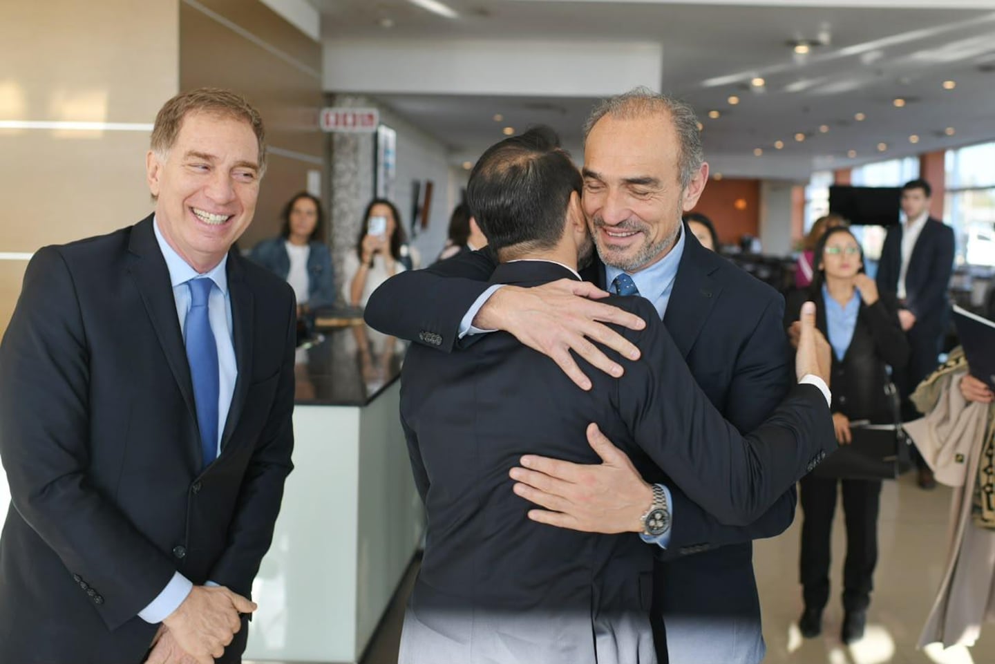 El jefe de Gabinete, Diego Santilli, el armador Eduardo Menem y el gobernador de Corrientes, Juan Pablo Valdés, se saludan en Chaco (Foto: Presidencia).