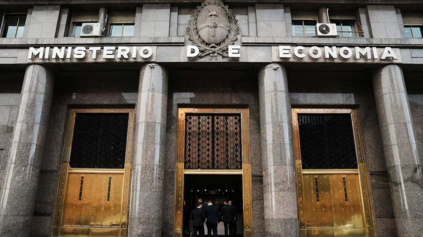 El Ministerio de Economía licita deuda este miércoles. (Foto: REUTERS/Irina Dambrauskas).