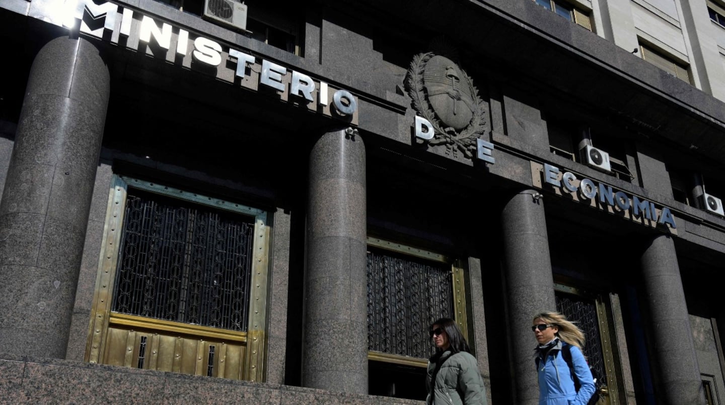 El Ministerio de Economía y el Banco Central pusieron en marcha una estrategia conjunta para controlar al dólar, pero la tasa en pesos absorbió la presión. (Foto: AFP).