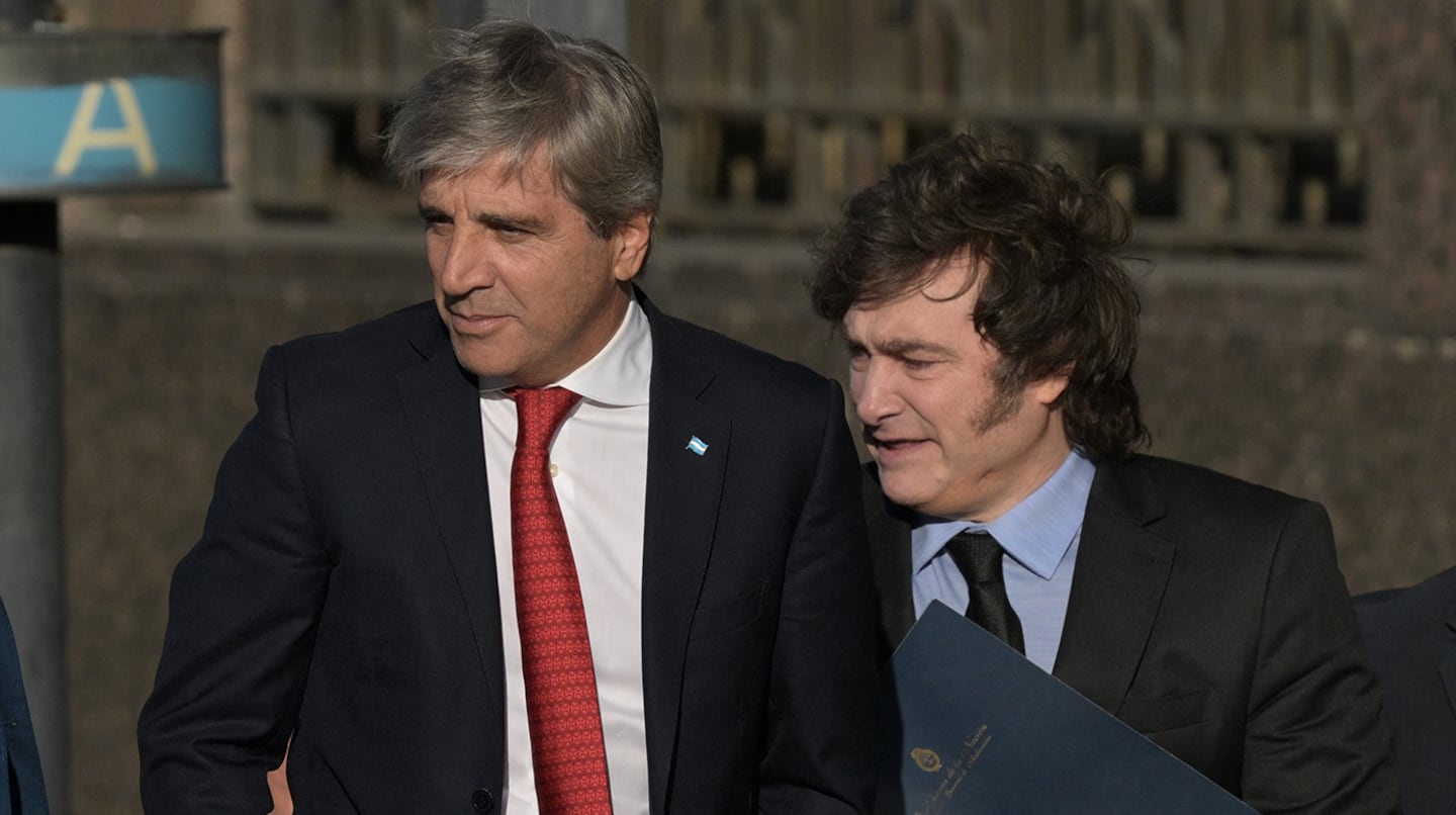 El ministro de Economía, Luis Caputo, junto con el presidente Javier Milei. (Foto: AFP)