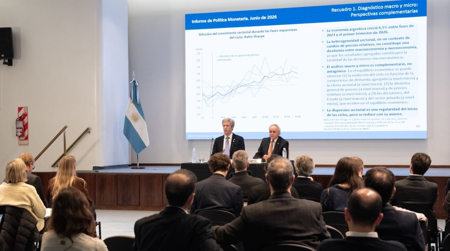 El presidente del Banco Central, Santiago Bausili, y el vicepresidente de la entidad, Vladimir Werning, en la presentación del informe de política monetaria. (Foto: BCRA).