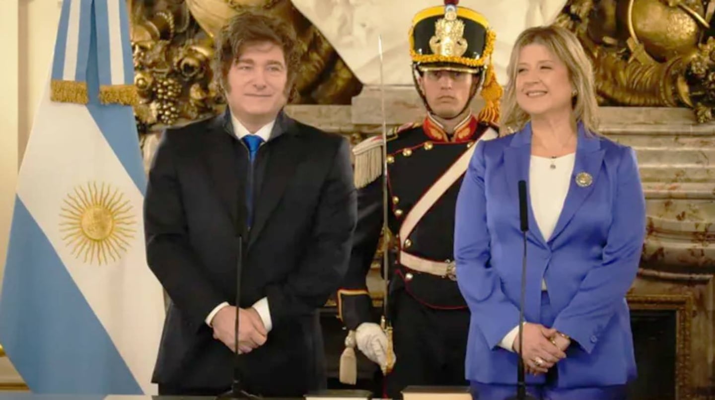 El presidente Javier Milei junto a la ministra de Seguridad, Alejandra Monteoliva, en su jura al frente de la cartera nacional (Foto: Presidencia).