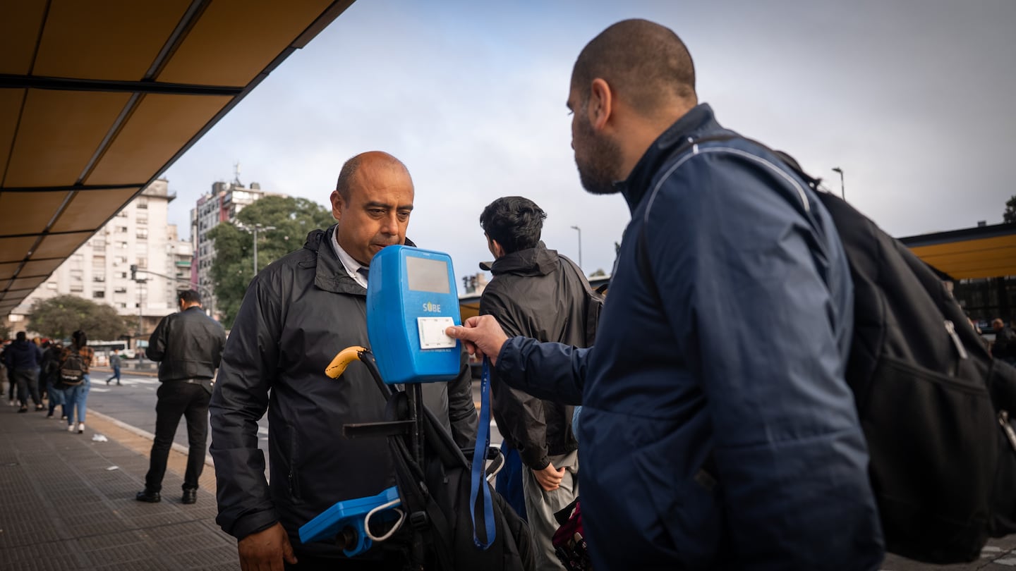 En la Ciudad de Buenos Aires, los cuadros tarifarios de los colectivos subirán 4,1% (Foto: Nicolás González / TN)