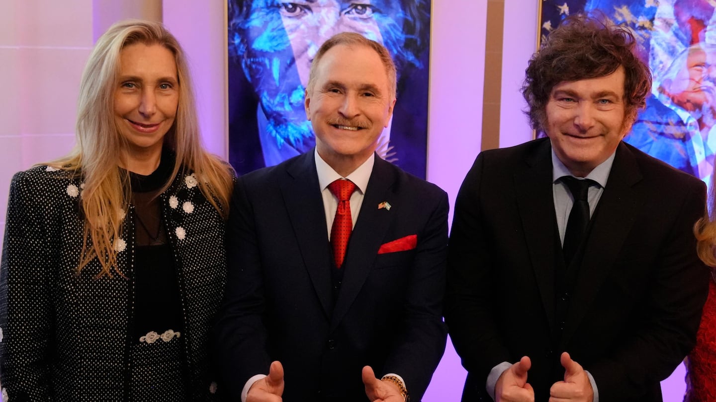 Javier Milei junto a Karina Milei y el embajador Peter Lamelas (Foto: Presidencia).