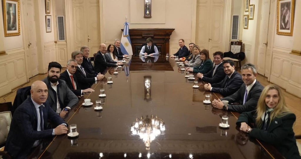 En la reunión de Gabinete, Milei rechazó las críticas por el endeudamiento de las familias y defendió el programa económico