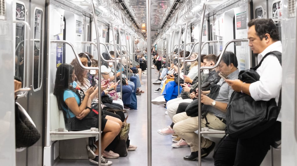 Jubilados y pensionados podrán viajar gratis en el subte en CABA: los detalles de la medida