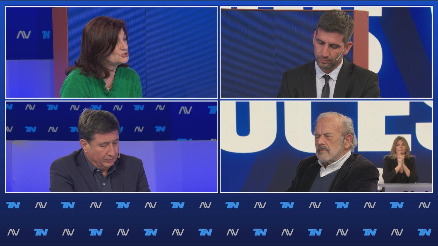 Kelly Olmos, Manuel Quintar, Daniel Arroyo y Eduardo Amadeo protagonizaron un fuerte cruce durante el debate en A Dos Voces. (Foto: TN)