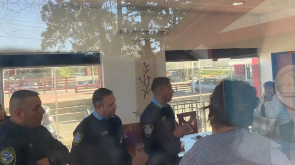 Córdoba: una intendenta interina fue desplazada, se negó a abandonar su cargo y estuvo atrincherada durante horas en la municipalidad
