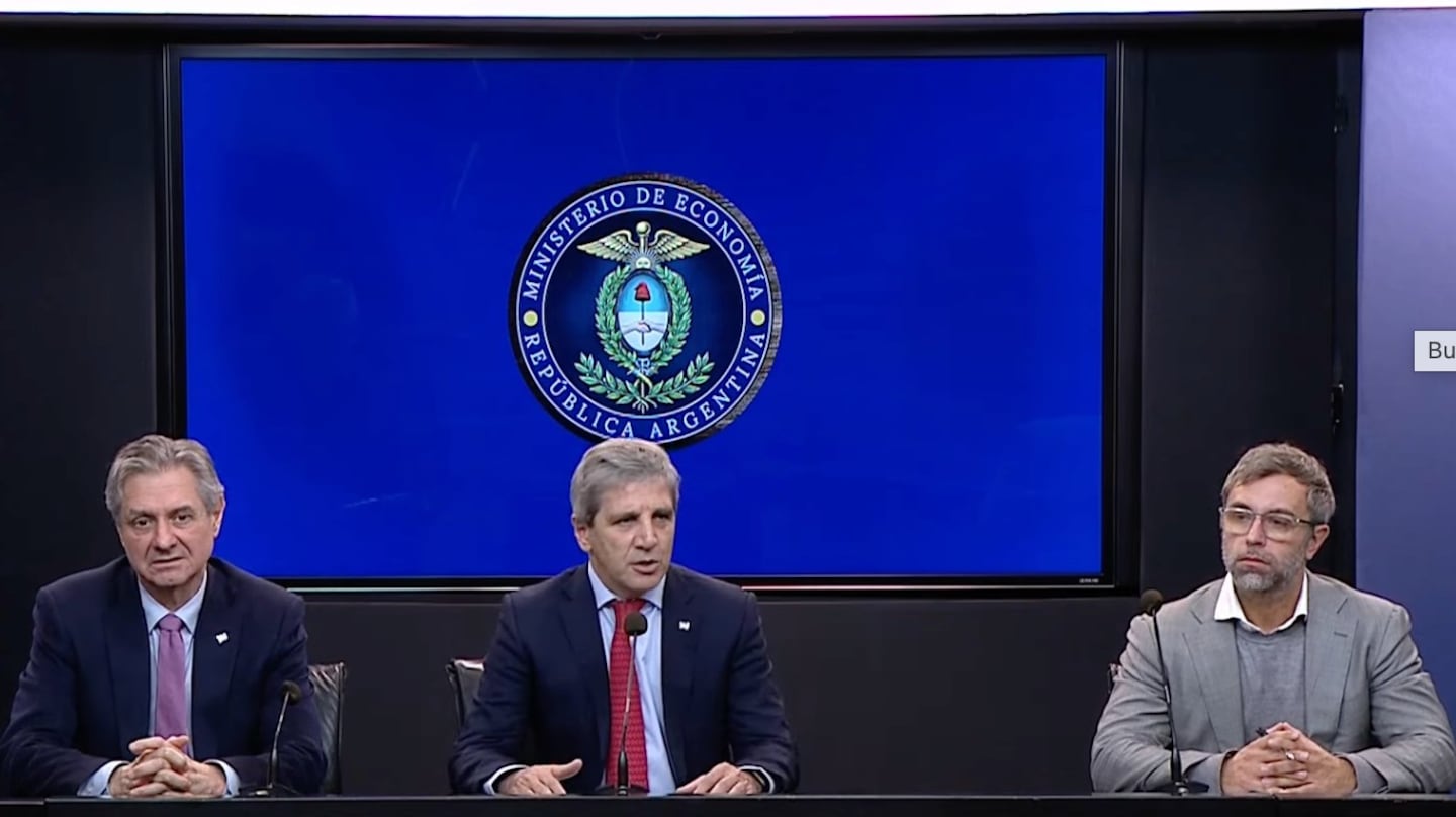 Luis Caputo en la conferencia de prensa en la que anunció una flexibilización de los créditos en dólares (Foto: Economía).