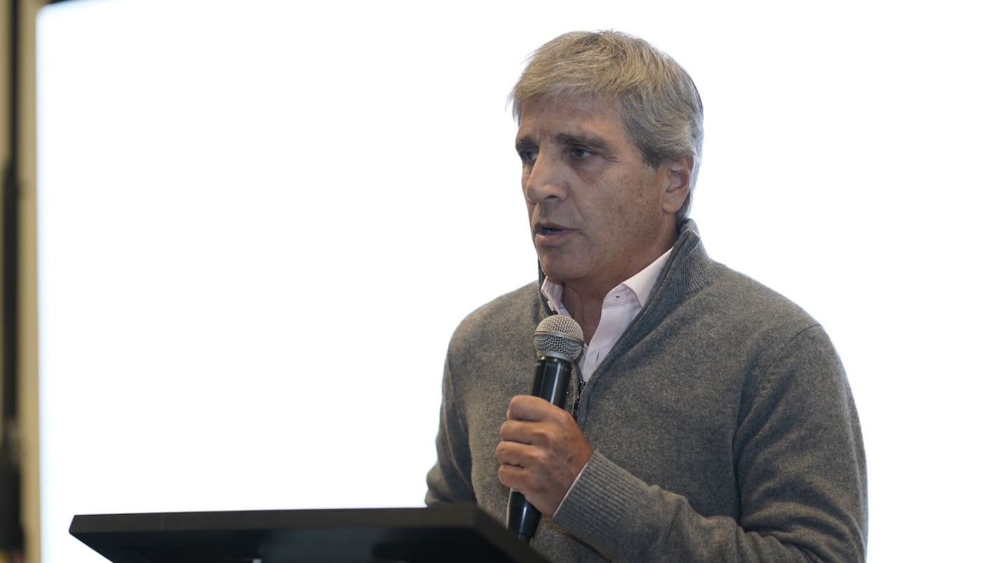 Luis Caputo habló de los préstamos hipotecarios en dólares en el Coloquio de Acceso a la Vivienda organizado por CEDU+AEV en BATEV. (Foto: Prensa CEDU).