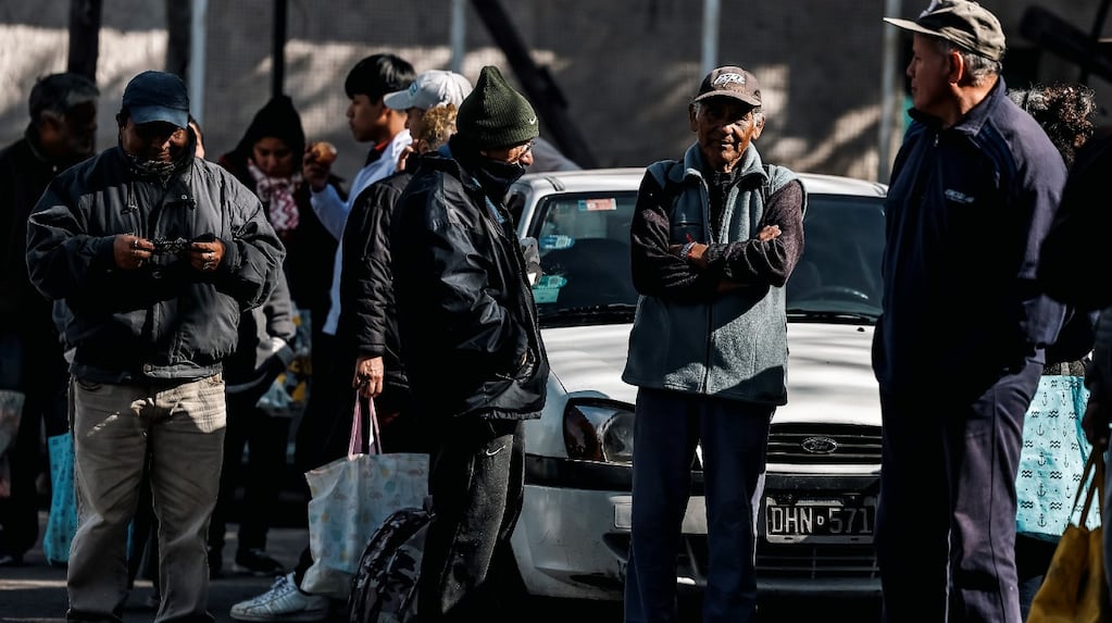 Aseguran que se frenó la caída de la pobreza y de la indigencia en el primer trimestre de 2026: las cifras
