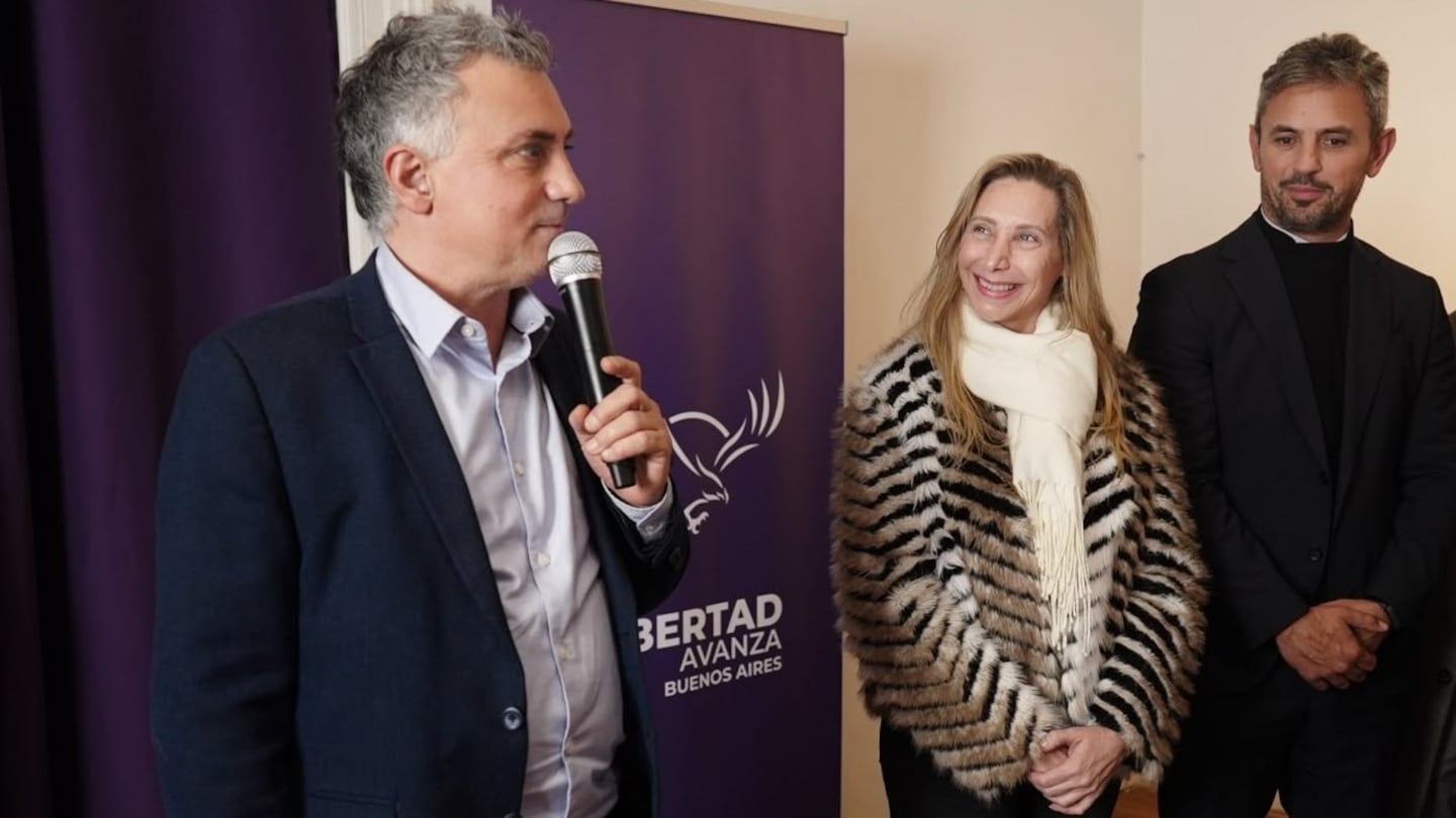 Sebastián Pareja, Karina Milei y Martín Menem en la inaguración de la sede de LLA PBA. (Foto: LLA)