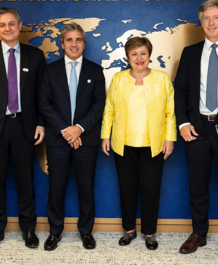 El Gobierno defendió el plan económico y aseguró que bajará el riesgo país y se recuperarán los salarios