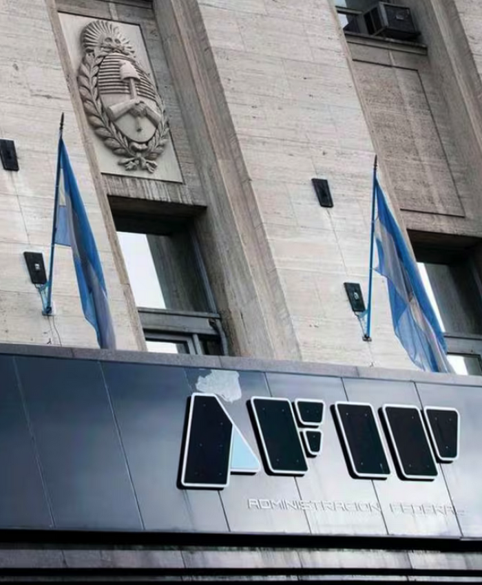 La recaudación tributaria cayó en abril y quedó por debajo de la inflación por noveno mes consecutivo