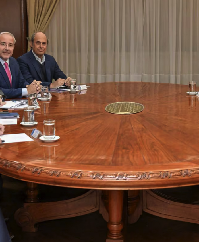 Luis Caputo se reunió con la UIA: hablaron de bajar impuestos y reducir los costos financieros a las empresas