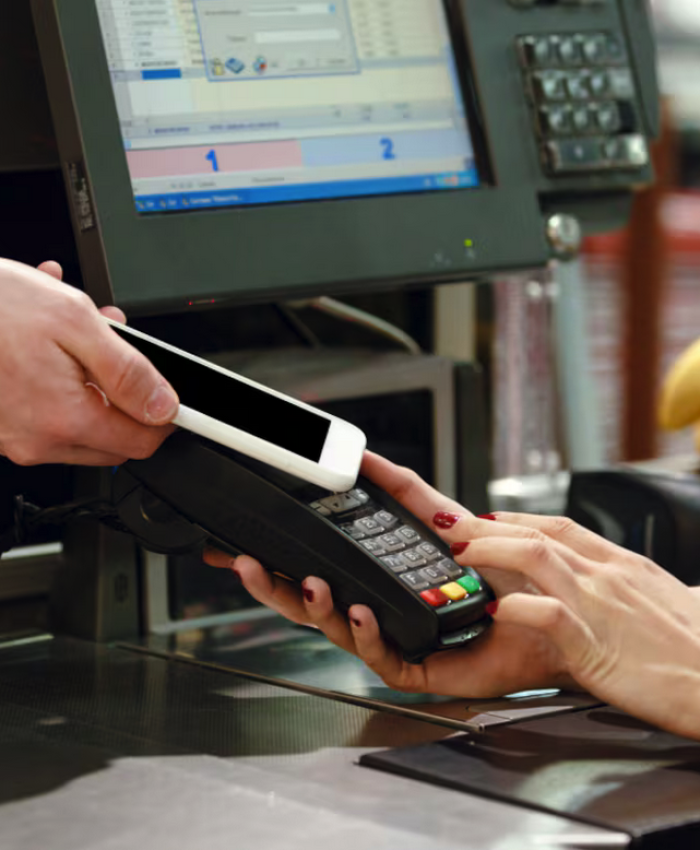 Las ventas en supermercados, mayoristas y shoppings profundizaron su caída en marzo