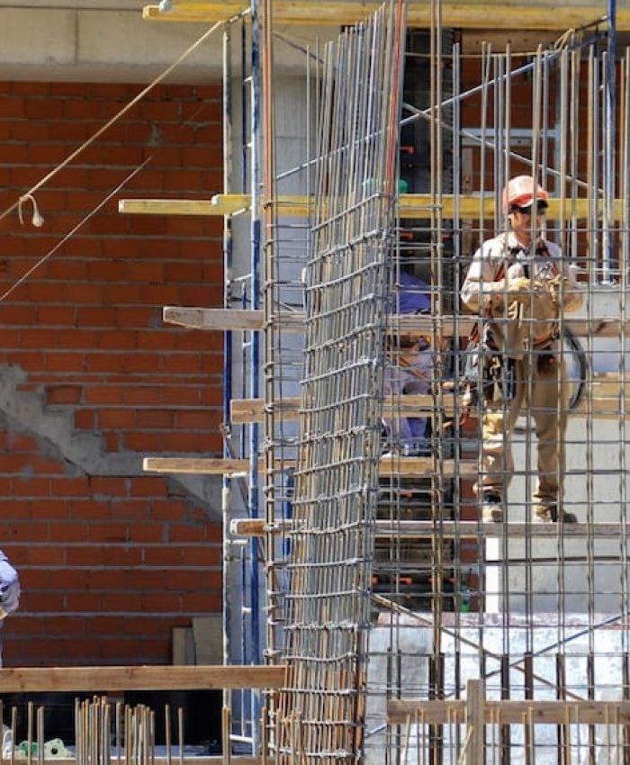 La construcción y la industria cayeron en abril, según el INDEC