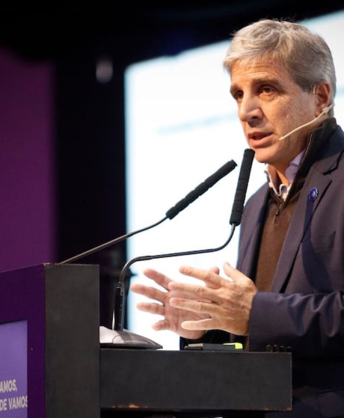 Luis Caputo dará una conferencia de prensa para anunciar medidas antes del debate clave en Diputados