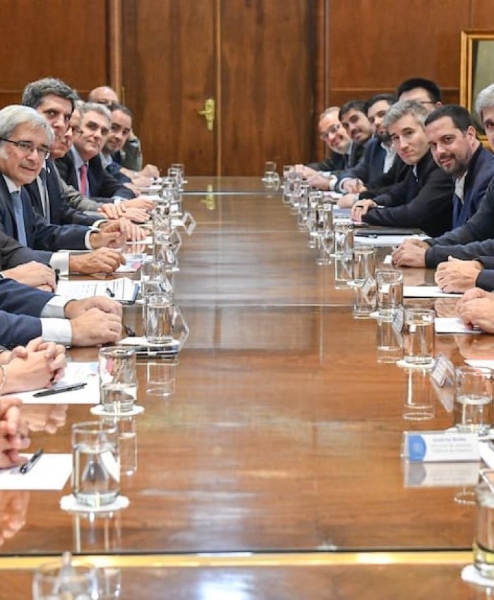 Mientras el Gobierno renegocia el swap, Luis Caputo se reunió con la Cámara Argentino-China